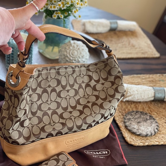 Leather & Signature tote purse & Wallett - Picture 6 of 6